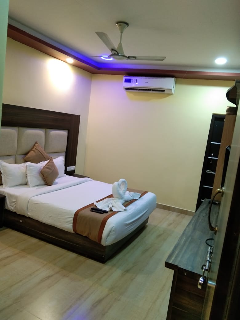 Garden-facing room with a towel-swan welcome