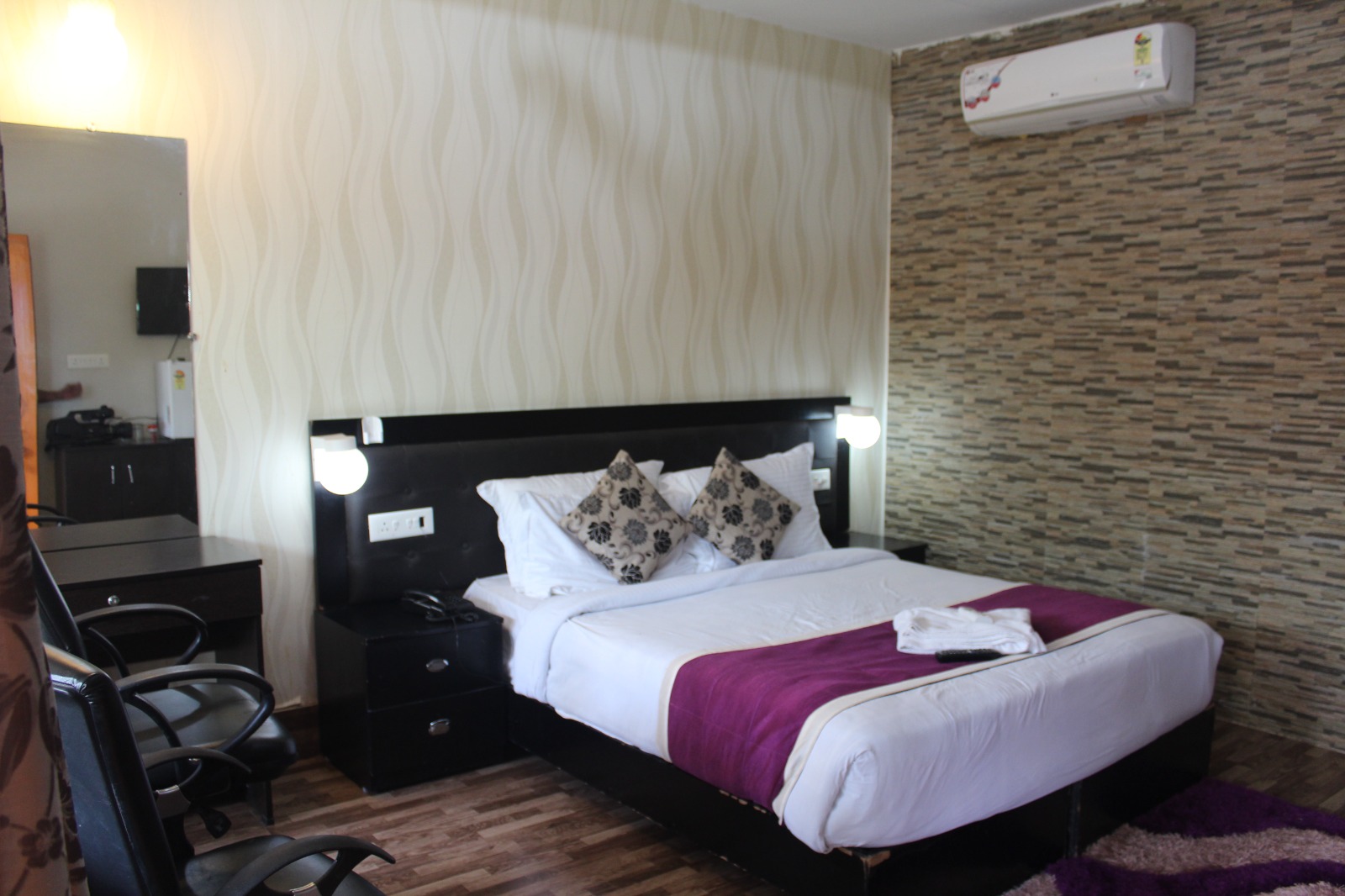 Guest bedroom with double bed and air conditioning